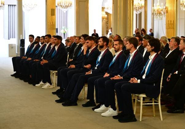 Le président français Emmanuel Macron lors dune cérémonie en lhonneur des membres de léquipe nationale française de volleyball, champions olympiques en titre, à loccasion de la première Journée internationale du volleyball, au palais présidentiel de lÉlysée, à Paris, France, le 7 juillet 2025 Christian Liewig Bestimage French President Emmanuel Macron during a ceremony to honour members of the French National Volleyball team, current Olympic champions, to mark the first International Volleyball Day, at the Elysee Palace, in Paris, France, on July 7th, 2025 Paris France Copyright: xChristianxLiewigx xBestimagexChristianxLiewigx xBestimagex