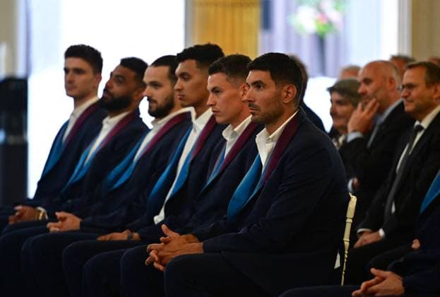 Le président français Emmanuel Macron lors dune cérémonie en lhonneur des membres de léquipe nationale française de volleyball, champions olympiques en titre, à loccasion de la première Journée internationale du volleyball, au palais présidentiel de lÉlysée, à Paris, France, le 7 juillet 2025 Christian Liewig Bestimage French President Emmanuel Macron during a ceremony to honour members of the French National Volleyball team, current Olympic champions, to mark the first International Volleyball Day, at the Elysee Palace, in Paris, France, on July 7th, 2025 Paris France Copyright: xChristianxLiewigx xBestimagexChristianxLiewigx xBestimagex