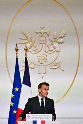 Le président français Emmanuel Macron lors dune cérémonie en lhonneur des membres de léquipe nationale française de volleyball, champions olympiques en titre, à loccasion de la première Journée internationale du volleyball, au palais présidentiel de lÉlysée, à Paris, France, le 7 juillet 2025 Christian Liewig Bestimage French President Emmanuel Macron during a ceremony to honour members of the French National Volleyball team, current Olympic champions, to mark the first International Volleyball Day, at the Elysee Palace, in Paris, France, on July 7th, 2025 Paris France Copyright: xChristianxLiewigx xBestimagexChristianxLiewigx xBestimagex