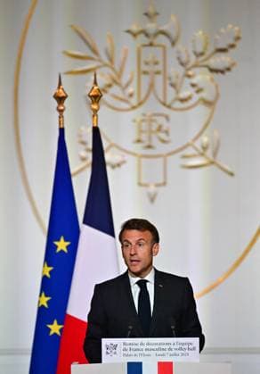 Le président français Emmanuel Macron lors dune cérémonie en lhonneur des membres de léquipe nationale française de volleyball, champions olympiques en titre, à loccasion de la première Journée internationale du volleyball, au palais présidentiel de lÉlysée, à Paris, France, le 7 juillet 2025 Christian Liewig Bestimage French President Emmanuel Macron during a ceremony to honour members of the French National Volleyball team, current Olympic champions, to mark the first International Volleyball Day, at the Elysee Palace, in Paris, France, on July 7th, 2025 Paris France Copyright: xChristianxLiewigx xBestimagexChristianxLiewigx xBestimagex