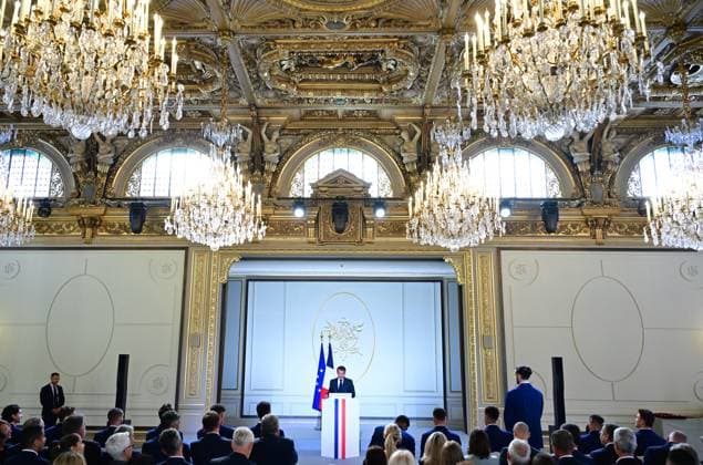 Le président français Emmanuel Macron lors dune cérémonie en lhonneur des membres de léquipe nationale française de volleyball, champions olympiques en titre, à loccasion de la première Journée internationale du volleyball, au palais présidentiel de lÉlysée, à Paris, France, le 7 juillet 2025 Christian Liewig Bestimage French President Emmanuel Macron during a ceremony to honour members of the French National Volleyball team, current Olympic champions, to mark the first International Volleyball Day, at the Elysee Palace, in Paris, France, on July 7th, 2025 Paris France Copyright: xChristianxLiewigx xBestimagexChristianxLiewigx xBestimagex