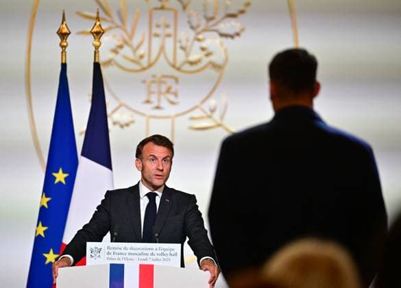 Le président français Emmanuel Macron lors dune cérémonie en lhonneur des membres de léquipe nationale française de volleyball, champions olympiques en titre, à loccasion de la première Journée internationale du volleyball, au palais présidentiel de lÉlysée, à Paris, France, le 7 juillet 2025 Christian Liewig Bestimage French President Emmanuel Macron during a ceremony to honour members of the French National Volleyball team, current Olympic champions, to mark the first International Volleyball Day, at the Elysee Palace, in Paris, France, on July 7th, 2025 Paris France Copyright: xChristianxLiewigx xBestimagexChristianxLiewigx xBestimagex