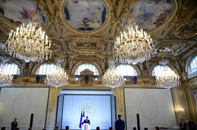Le président français Emmanuel Macron lors dune cérémonie en lhonneur des membres de léquipe nationale française de volleyball, champions olympiques en titre, à loccasion de la première Journée internationale du volleyball, au palais présidentiel de lÉlysée, à Paris, France, le 7 juillet 2025 Christian Liewig Bestimage French President Emmanuel Macron during a ceremony to honour members of the French National Volleyball team, current Olympic champions, to mark the first International Volleyball Day, at the Elysee Palace, in Paris, France, on July 7th, 2025 Paris France Copyright: xChristianxLiewigx xBestimagexChristianxLiewigx xBestimagex