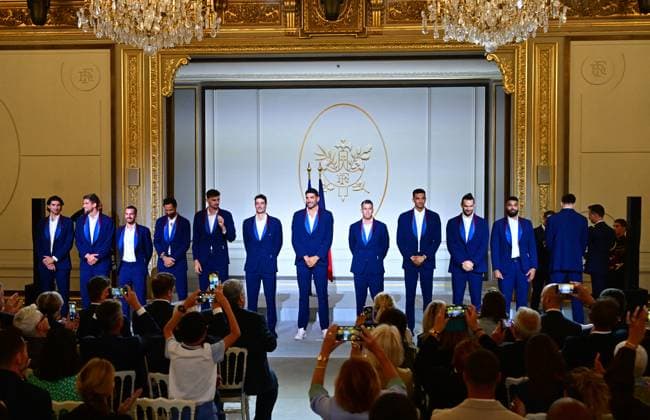 Le président français Emmanuel Macron lors dune cérémonie en lhonneur des membres de léquipe nationale française de volleyball, champions olympiques en titre, à loccasion de la première Journée internationale du volleyball, au palais présidentiel de lÉlysée, à Paris, France, le 7 juillet 2025 Christian Liewig Bestimage French President Emmanuel Macron during a ceremony to honour members of the French National Volleyball team, current Olympic champions, to mark the first International Volleyball Day, at the Elysee Palace, in Paris, France, on July 7th, 2025 Paris France Copyright: xChristianxLiewigx xBestimagexChristianxLiewigx xBestimagex