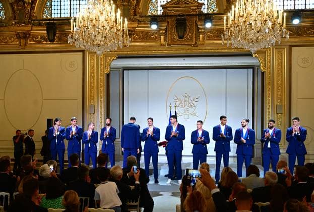 Le président français Emmanuel Macron lors dune cérémonie en lhonneur des membres de léquipe nationale française de volleyball, champions olympiques en titre, à loccasion de la première Journée internationale du volleyball, au palais présidentiel de lÉlysée, à Paris, France, le 7 juillet 2025 Christian Liewig Bestimage French President Emmanuel Macron during a ceremony to honour members of the French National Volleyball team, current Olympic champions, to mark the first International Volleyball Day, at the Elysee Palace, in Paris, France, on July 7th, 2025 Paris France Copyright: xChristianxLiewigx xBestimagexChristianxLiewigx xBestimagex