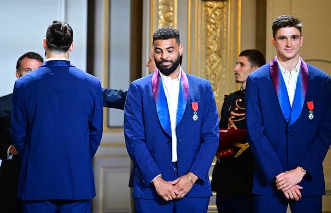 French volleyballers and Olympic gold medallists Théo Faure and Earvin Ngapeth French President Emmanuel Macron during a ceremony to honour members of the French National Volleyball team, reigning Olympic champions, on the occasion of the first International Volleyball Day, au palais présidentiel de lÉlysée, à Paris, France, le 7 juillet 2025 Christian Liewig Bestimage French President Emmanuel Macron during a ceremony to honour members of the French National Volleyball team, current Olympic champions, to mark the first International Volleyball Day, at the Elysee Palace, in Paris, France, on July 7th, 2025 Paris France Copyright: xChristianxLiewigx xBestimagexChristianxLiewigx xBestimagex