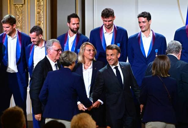 Le président français Emmanuel Macron lors dune cérémonie en lhonneur des membres de léquipe nationale française de volleyball, champions olympiques en titre, à loccasion de la première Journée internationale du volleyball, au palais présidentiel de lÉlysée, à Paris, France, le 7 juillet 2025 Christian Liewig Bestimage French President Emmanuel Macron during a ceremony to honour members of the French National Volleyball team, current Olympic champions, to mark the first International Volleyball Day, at the Elysee Palace, in Paris, France, on July 7th, 2025 Paris France Copyright: xChristianxLiewigx xBestimagexChristianxLiewigx xBestimagex