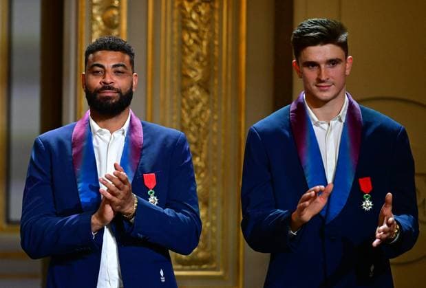 French volleyballers and Olympic gold medallists Théo Faure and Earvin Ngapeth French President Emmanuel Macron during a ceremony to honour members of the French National Volleyball team, reigning Olympic champions, on the occasion of the first International Volleyball Day, au palais présidentiel de lÉlysée, à Paris, France, le 7 juillet 2025 Christian Liewig Bestimage French President Emmanuel Macron during a ceremony to honour members of the French National Volleyball team, current Olympic champions, to mark the first International Volleyball Day, at the Elysee Palace, in Paris, France, on July 7th, 2025 Paris France Copyright: xChristianxLiewigx xBestimagexChristianxLiewigx xBestimagex