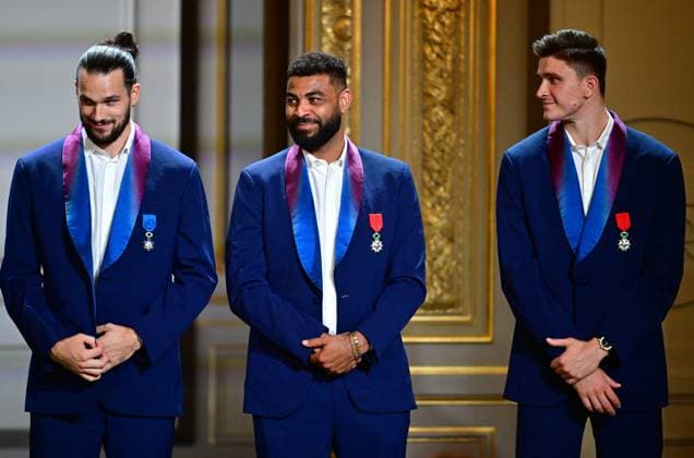 French volleyballers and Olympic gold medallists Théo Faure and Earvin Ngapeth French President Emmanuel Macron during a ceremony to honour members of the French National Volleyball team, reigning Olympic champions, on the occasion of the first International Volleyball Day, au palais présidentiel de lÉlysée, à Paris, France, le 7 juillet 2025 Christian Liewig Bestimage French President Emmanuel Macron during a ceremony to honour members of the French National Volleyball team, current Olympic champions, to mark the first International Volleyball Day, at the Elysee Palace, in Paris, France, on July 7th, 2025 Paris France Copyright: xChristianxLiewigx xBestimagexChristianxLiewigx xBestimagex