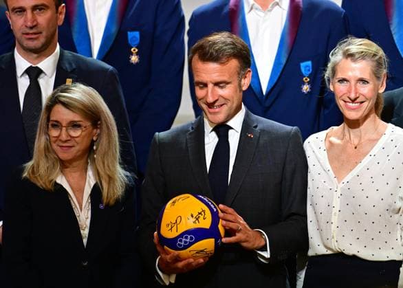 Le président français Emmanuel Macron lors dune cérémonie en lhonneur des membres de léquipe nationale française de volleyball, champions olympiques en titre, à loccasion de la première Journée internationale du volleyball, au palais présidentiel de lÉlysée, à Paris, France, le 7 juillet 2025 Christian Liewig Bestimage French President Emmanuel Macron during a ceremony to honour members of the French National Volleyball team, current Olympic champions, to mark the first International Volleyball Day, at the Elysee Palace, in Paris, France, on July 7th, 2025 Paris France Copyright: xChristianxLiewigx xBestimagexChristianxLiewigx xBestimagex