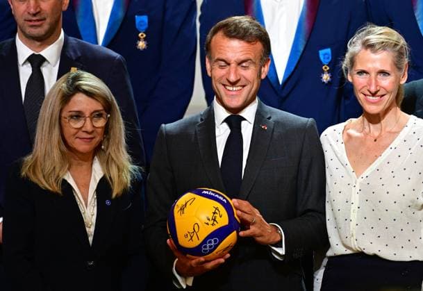 Le président français Emmanuel Macron lors dune cérémonie en lhonneur des membres de léquipe nationale française de volleyball, champions olympiques en titre, à loccasion de la première Journée internationale du volleyball, au palais présidentiel de lÉlysée, à Paris, France, le 7 juillet 2025 Christian Liewig Bestimage French President Emmanuel Macron during a ceremony to honour members of the French National Volleyball team, current Olympic champions, to mark the first International Volleyball Day, at the Elysee Palace, in Paris, France, on July 7th, 2025 Paris France Copyright: xChristianxLiewigx xBestimagexChristianxLiewigx xBestimagex