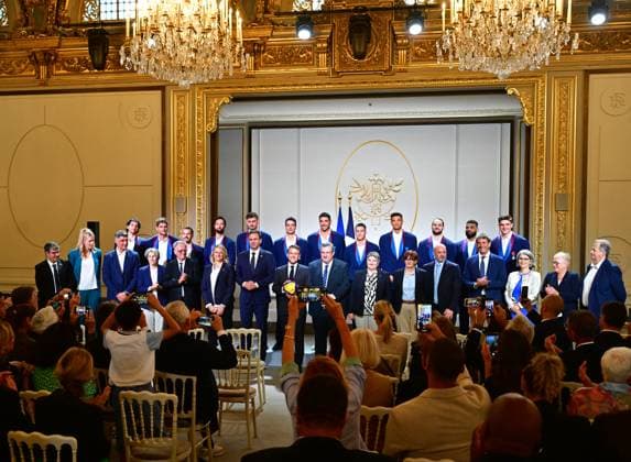 Le président français Emmanuel Macron lors dune cérémonie en lhonneur des membres de léquipe nationale française de volleyball, champions olympiques en titre, à loccasion de la première Journée internationale du volleyball, au palais présidentiel de lÉlysée, à Paris, France, le 7 juillet 2025 Christian Liewig Bestimage French President Emmanuel Macron during a ceremony to honour members of the French National Volleyball team, current Olympic champions, to mark the first International Volleyball Day, at the Elysee Palace, in Paris, France, on July 7th, 2025 Paris France Copyright: xChristianxLiewigx xBestimagexChristianxLiewigx xBestimagex