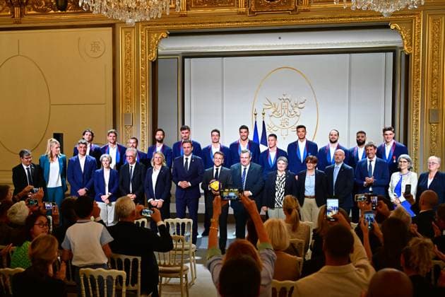 Le président français Emmanuel Macron lors dune cérémonie en lhonneur des membres de léquipe nationale française de volleyball, champions olympiques en titre, à loccasion de la première Journée internationale du volleyball, au palais présidentiel de lÉlysée, à Paris, France, le 7 juillet 2025 Christian Liewig Bestimage French President Emmanuel Macron during a ceremony to honour members of the French National Volleyball team, current Olympic champions, to mark the first International Volleyball Day, at the Elysee Palace, in Paris, France, on July 7th, 2025 Paris France Copyright: xChristianxLiewigx xBestimagexChristianxLiewigx xBestimagex