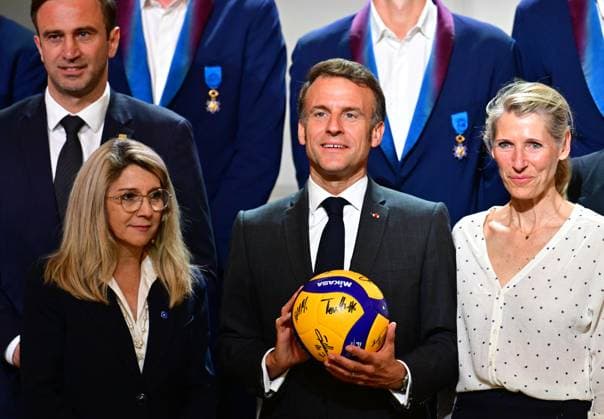 Le président français Emmanuel Macron lors dune cérémonie en lhonneur des membres de léquipe nationale française de volleyball, champions olympiques en titre, à loccasion de la première Journée internationale du volleyball, au palais présidentiel de lÉlysée, à Paris, France, le 7 juillet 2025 Christian Liewig Bestimage French President Emmanuel Macron during a ceremony to honour members of the French National Volleyball team, current Olympic champions, to mark the first International Volleyball Day, at the Elysee Palace, in Paris, France, on July 7th, 2025 Paris France Copyright: xChristianxLiewigx xBestimagexChristianxLiewigx xBestimagex