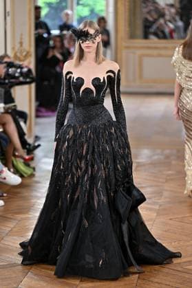 PFW Tony Ward Runway A model walks the runway at the Tony Ward show as part of Haute Couture Fashion Week in Paris, France on July, 7, 2025. Photo by Julien Reynaud APS-Medias ABACAPRESS.COM Paris France  Copyright: xReynaudxJulien APS-Medias ABACAx