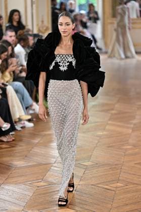 PFW Tony Ward Runway A model walks the runway at the Tony Ward show as part of Haute Couture Fashion Week in Paris, France on July, 7, 2025. Photo by Julien Reynaud APS-Medias ABACAPRESS.COM Paris France  Copyright: xReynaudxJulien APS-Medias ABACAx
