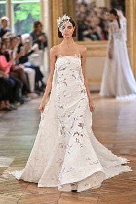 PFW Tony Ward Runway A model walks the runway at the Tony Ward show as part of Haute Couture Fashion Week in Paris, France on July, 7, 2025. Photo by Julien Reynaud APS-Medias ABACAPRESS.COM Paris France  Copyright: xReynaudxJulien APS-Medias ABACAx