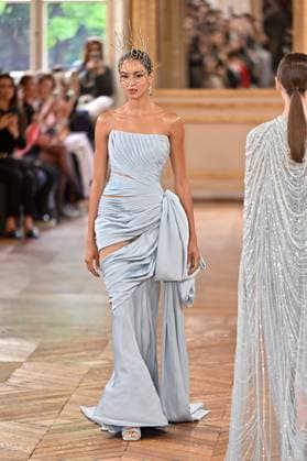 PFW Tony Ward Runway A model walks the runway at the Tony Ward show as part of Haute Couture Fashion Week in Paris, France on July, 7, 2025. Photo by Julien Reynaud APS-Medias ABACAPRESS.COM Paris France  Copyright: xReynaudxJulien APS-Medias ABACAx