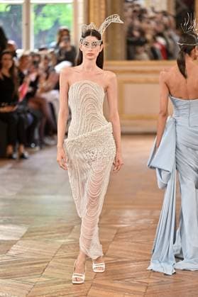 PFW Tony Ward Runway A model walks the runway at the Tony Ward show as part of Haute Couture Fashion Week in Paris, France on July, 7, 2025. Photo by Julien Reynaud APS-Medias ABACAPRESS.COM Paris France  Copyright: xReynaudxJulien APS-Medias ABACAx