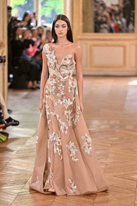 PFW Tony Ward Runway A model walks the runway at the Tony Ward show as part of Haute Couture Fashion Week in Paris, France on July, 7, 2025. Photo by Julien Reynaud APS-Medias ABACAPRESS.COM Paris France  Copyright: xReynaudxJulien APS-Medias ABACAx