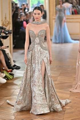 PFW Tony Ward Runway A model walks the runway at the Tony Ward show as part of Haute Couture Fashion Week in Paris, France on July, 7, 2025. Photo by Julien Reynaud APS-Medias ABACAPRESS.COM Paris France  Copyright: xReynaudxJulien APS-Medias ABACAx
