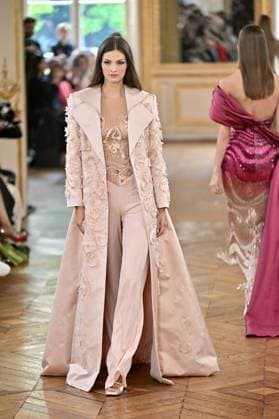 PFW Tony Ward Runway A model walks the runway at the Tony Ward show as part of Haute Couture Fashion Week in Paris, France on July, 7, 2025. Photo by Julien Reynaud APS-Medias ABACAPRESS.COM Paris France  Copyright: xReynaudxJulien APS-Medias ABACAx