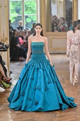 PFW Tony Ward Runway A model walks the runway at the Tony Ward show as part of Haute Couture Fashion Week in Paris, France on July, 7, 2025. Photo by Julien Reynaud APS-Medias ABACAPRESS.COM Paris France  Copyright: xReynaudxJulien APS-Medias ABACAx