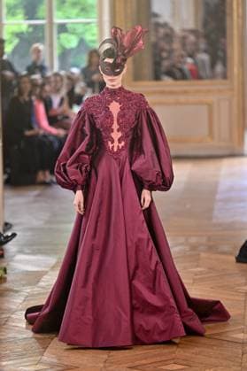 PFW Tony Ward Runway A model walks the runway at the Tony Ward show as part of Haute Couture Fashion Week in Paris, France on July, 7, 2025. Photo by Julien Reynaud APS-Medias ABACAPRESS.COM Paris France  Copyright: xReynaudxJulien APS-Medias ABACAx