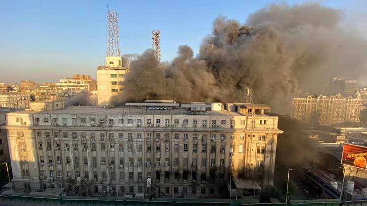 Bilder des Jahres 2025, News 07 Juli News Themen der Woche KW28 (250707) -- CAIRO, July 7, 2025 -- Smoke rises from a burning telecommunication building in Cairo, Egypt, on July 7, 2025. A fire broke out on Monday inside the telecommunication building, injuring 14 people, causing a partial disruption of telecommunication and internet services in the Greater Cairo metropolitan area. (Photo by Xinhua) EGYPT-CAIRO-TELECOMMUNICATION BUILDING-FIRE IsmaelxGomaa 