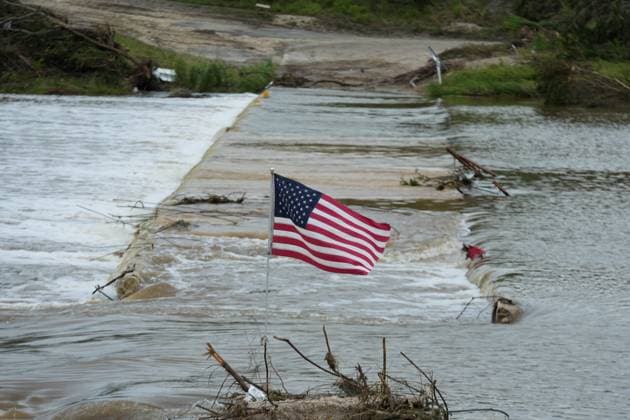 Bilder des Jahres 2025, News 07 Juli News Themen der Woche KW28 Death toll from flash floods in US state of Texas rises to 104 KERR COUNTY, TEXAS, UNITED STATES - JULY 7: A US flag is seen around the Guadalupe River, which overflowed, contributing to a disaster that has killed at least 104 people across the region, including campers and staff in the US state of Texas on Monday, July 7, 2025. Lokman Vural Elibol Anadolu Texas United States. Editorial use only. Please get in touch for any other usage.  Copyright: x2025xAnadoluxLokmanxVuralxElibolx