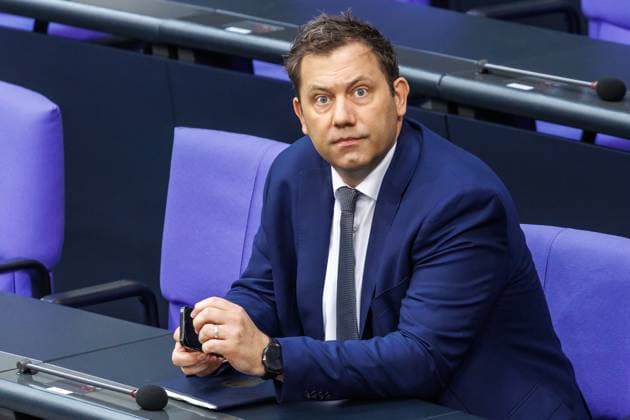News Themen der Woche KW28 Entwurf der Bundesregierung für das Haushaltsgesetz 2025 Plenarsitzung im Deutschen Bundestag am 8.07.2025 in Berlin. Bundesfinanzminister Lars Klingbeil (SPD) stellt den Entwurf der Bundesregierung für das Haushaltsgesetz 2025 vor. Berlin Berlin Deutschland Bundestag *** Federal Governments draft for the Budget Act 2025 Plenary session in the German Bundestag on 8 07 2025 in Berlin Federal Minister of Finance Lars Klingbeil SPD presents the Federal Governments draft for the Budget Act 2025 Berlin Berlin Germany Bundestag