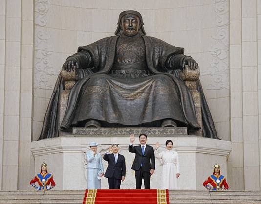 Bilder des Jahres 2025, News 07 Juli News Themen der Woche KW28 State visit of Japan s emperor, empress to Mongolia Japan s Emperor Naruhito (2nd from L) and Empress Masako, and Mongolian President Ukhnaa Khurelsukh and his wife Luvsandorjiin Bolortsetseg, wave to the crowd in front of a statue of Genghis Khan, founder of the Mongol Empire, during a welcoming ceremony at Sukhbaatar Square in Ulaanbaatar on July 8, 2025, for the imperial couple on their state visit to the country.  A14AA0004709702P