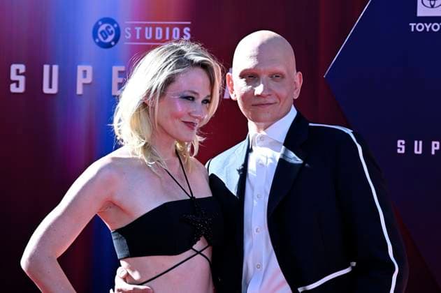 Louisa Krause and Anthony Carrigan at the world premiere of the movie Superman at the TCL Chinese Theatre Los Angeles, 07 07 2025 Foto:xD.xStarbuckx xFuturexImagex superman_la_5754