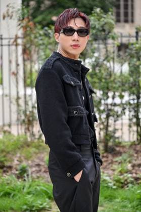 PFW Chanel Outside Arrivals Stefan Chen Yi-fan aka ØZI at the Chanel show as part of Haute Couture Fashion Week in Paris, France on July, 8, 2025. Photo by Julien Reynaud APS-Medias ABACAPRESS.COM Paris France  Copyright: xReynaudxJulien APS-Medias ABACAx