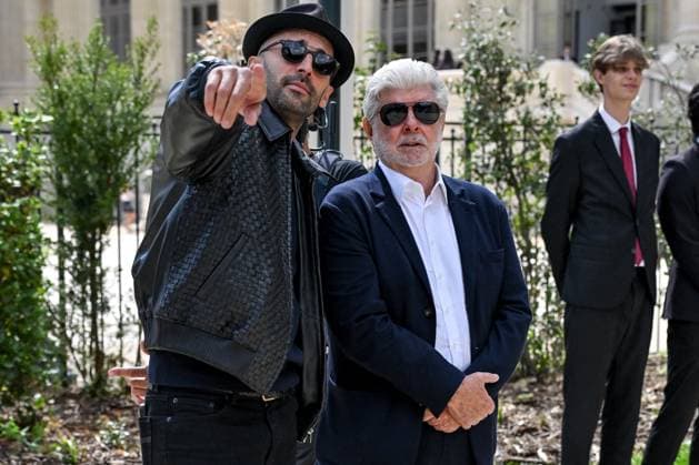 PFW Chanel Outside Arrivals JR, George Lucas at the Chanel show as part of Haute Couture Fashion Week in Paris, France on July, 8, 2025. Photo by Julien Reynaud APS-Medias ABACAPRESS.COM Paris France  Copyright: xReynaudxJulien APS-Medias ABACAx