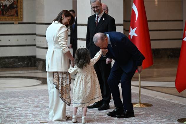 News Themen der Woche KW28 Turkish President Erdogan receives ambassadors of 4 countries ANKARA, TURKIYE - JULY 8: Turkish President Recep Tayyip Erdogan (R) kisses the hand of the daughter of Ambassador of Ukraine Naryman Dzhelialov (C) after he presents his letter of credence at the Presidential Complex in Ankara, Turkiye on July 8, 2025. Mehmet Ali Ozcan Anadolu Ankara Turkey. Editorial use only. Please get in touch for any other usage.  Copyright: x2025xAnadoluxMehmetxAlixOzcanx