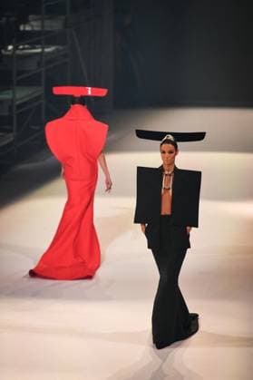 PFW - Stephane Rolland Runway in Paris FA A model walks the runway for a collection by Stephane Rolland as part of Paris Fashion Week at the Theatre of the Champs-Elysees in Paris, on July 8, 2025. Photo by Firas Abdullah ABACAPRESS.COM Paris Ile-de-France France  Copyright: xAbdullahxFiras ABACAx