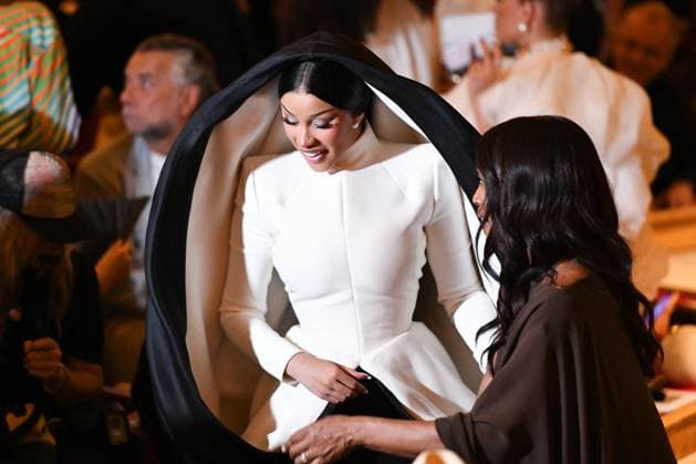 PFW - Cardi B st Stephane Rolland Runway in Paris FA American rapper Cardi B attends the runway for a collection by Stephane Rolland as part of Paris Fashion Week at the Theatre of the Champs-Elysees in Paris, on July 8, 2025. Photo by Firas Abdullah ABACAPRESS.COM Paris Ile-de-France France  Copyright: xAbdullahxFiras ABACAx