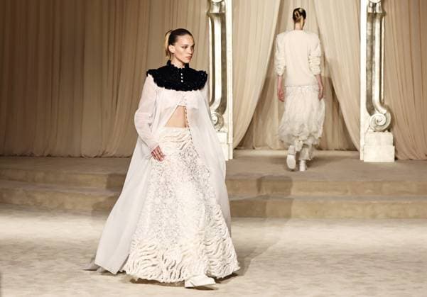 (250708) -- PARIS, July 8, 2025 -- A model presents a creation from the haute couture Fall-Winter 2025 2026 collections by French fashion house Chanel during the Paris Haute Couture Week, in Paris, France, on July 8, 2025. ) FRANCE-PARIS-HAUTE COUTURE WEEK-CHANEL GaoxJing 