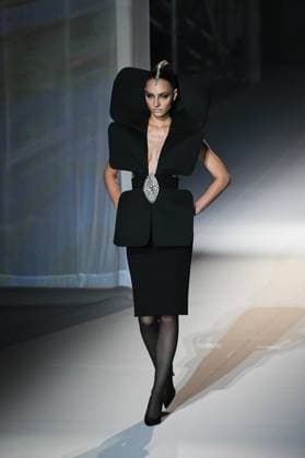 PFW - Stephane Rolland Runway in Paris FA A model walks the runway for a collection by Stephane Rolland as part of Paris Fashion Week at the Theatre of the Champs-Elysees in Paris, on July 8, 2025. Photo by Firas Abdullah ABACAPRESS.COM Paris Ile-de-France France  Copyright: xAbdullahxFiras ABACAx