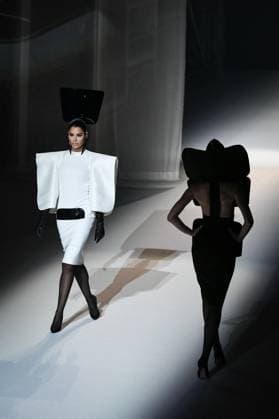 PFW - Stephane Rolland Runway in Paris FA A model walks the runway for a collection by Stephane Rolland as part of Paris Fashion Week at the Theatre of the Champs-Elysees in Paris, on July 8, 2025. Photo by Firas Abdullah ABACAPRESS.COM Paris Ile-de-France France  Copyright: xAbdullahxFiras ABACAx