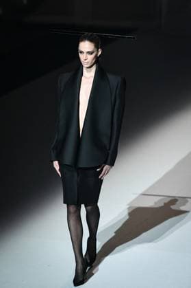 PFW - Stephane Rolland Runway in Paris FA A model walks the runway for a collection by Stephane Rolland as part of Paris Fashion Week at the Theatre of the Champs-Elysees in Paris, on July 8, 2025. Photo by Firas Abdullah ABACAPRESS.COM Paris Ile-de-France France  Copyright: xAbdullahxFiras ABACAx