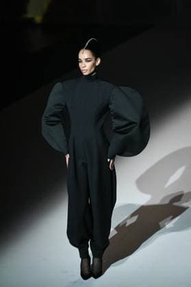 PFW - Stephane Rolland Runway in Paris FA A model walks the runway for a collection by Stephane Rolland as part of Paris Fashion Week at the Theatre of the Champs-Elysees in Paris, on July 8, 2025. Photo by Firas Abdullah ABACAPRESS.COM Paris Ile-de-France France  Copyright: xAbdullahxFiras ABACAx