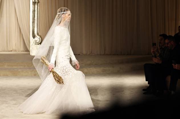 (250708) -- PARIS, July 8, 2025 -- A model presents a creation from the haute couture Fall-Winter 2025 2026 collections by French fashion house Chanel during the Paris Haute Couture Week, in Paris, France, on July 8, 2025. ) FRANCE-PARIS-HAUTE COUTURE WEEK-CHANEL GaoxJing 