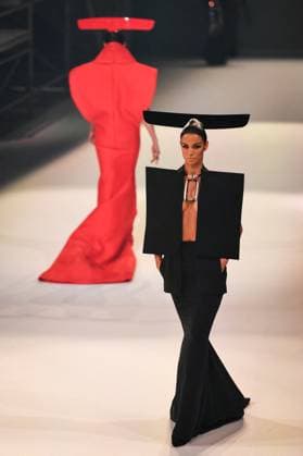 PFW - Stephane Rolland Runway in Paris FA A model walks the runway for a collection by Stephane Rolland as part of Paris Fashion Week at the Theatre of the Champs-Elysees in Paris, on July 8, 2025. Photo by Firas Abdullah ABACAPRESS.COM Paris Ile-de-France France  Copyright: xAbdullahxFiras ABACAx