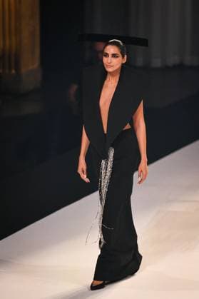 PFW - Stephane Rolland Runway in Paris FA A model walks the runway for a collection by Stephane Rolland as part of Paris Fashion Week at the Theatre of the Champs-Elysees in Paris, on July 8, 2025. Photo by Firas Abdullah ABACAPRESS.COM Paris Ile-de-France France  Copyright: xAbdullahxFiras ABACAx