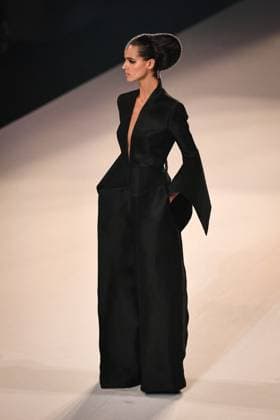 PFW - Stephane Rolland Runway in Paris FA A model walks the runway for a collection by Stephane Rolland as part of Paris Fashion Week at the Theatre of the Champs-Elysees in Paris, on July 8, 2025. Photo by Firas Abdullah ABACAPRESS.COM Paris Ile-de-France France  Copyright: xAbdullahxFiras ABACAx
