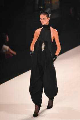 PFW - Stephane Rolland Runway in Paris FA A model walks the runway for a collection by Stephane Rolland as part of Paris Fashion Week at the Theatre of the Champs-Elysees in Paris, on July 8, 2025. Photo by Firas Abdullah ABACAPRESS.COM Paris Ile-de-France France  Copyright: xAbdullahxFiras ABACAx
