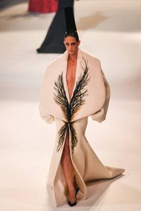 PFW - Stephane Rolland Runway in Paris FA A model walks the runway for a collection by Stephane Rolland as part of Paris Fashion Week at the Theatre of the Champs-Elysees in Paris, on July 8, 2025. Photo by Firas Abdullah ABACAPRESS.COM Paris Ile-de-France France  Copyright: xAbdullahxFiras ABACAx
