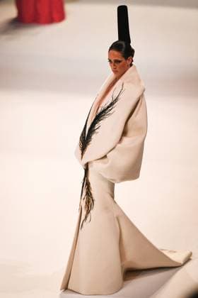 PFW - Stephane Rolland Runway in Paris FA A model walks the runway for a collection by Stephane Rolland as part of Paris Fashion Week at the Theatre of the Champs-Elysees in Paris, on July 8, 2025. Photo by Firas Abdullah ABACAPRESS.COM Paris Ile-de-France France  Copyright: xAbdullahxFiras ABACAx